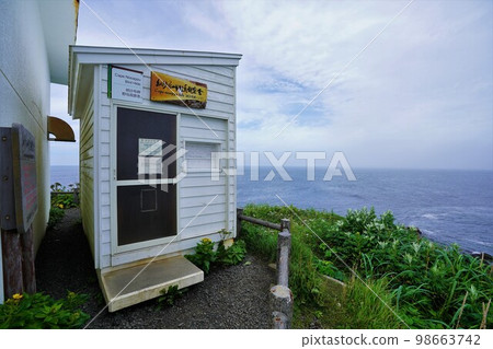 The hut behind the Cape Nosappu lighthouse 98663742