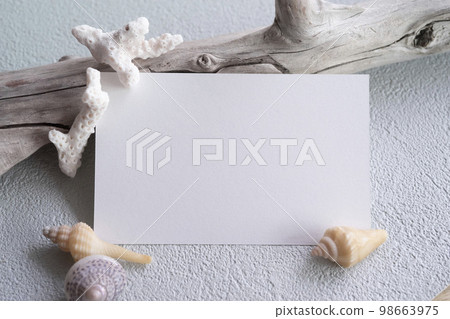 A card that feels the summer sea 98663975