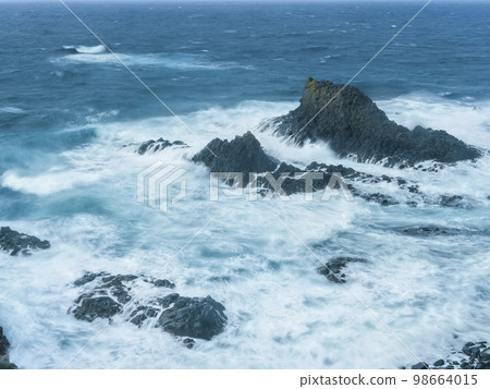 波浪在礁石上擊敗 波浪在礁石上擊敗 98664015