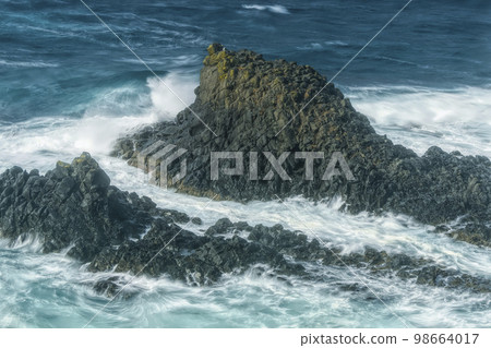 波浪在礁石上擊敗 波浪在礁石上擊敗 98664017