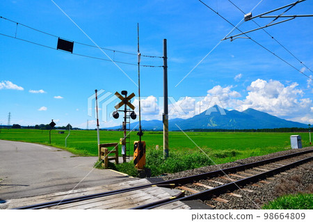 會津萬代山和夏季的鐵路道口（福島縣） 98664809