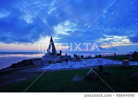 Tourists waiting for dawn at Cape Soya in the early morning 98664990