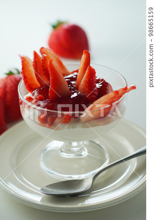 Strawberry yogurt 98665159