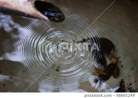 Shishiodoshi and ripples 98665249