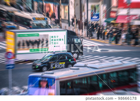 日本東京市容 四分之一的人被感染。正在澀谷行駛的啟蒙車（終於通氣的信...）=1月26日 98666178