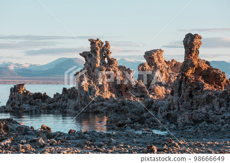 Mono lake 98666649