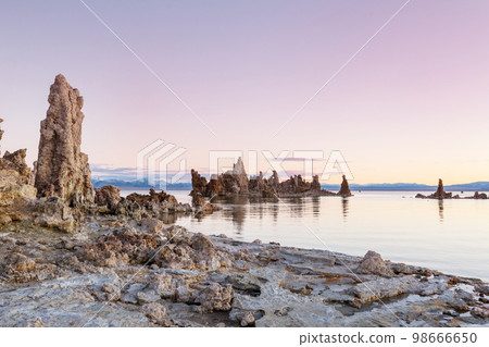 Mono lake 98666650