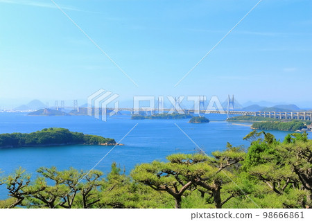 [Okayama Prefecture] Great Seto Bridge in spring seen from Mt. Washu in the fresh greenery 98666861