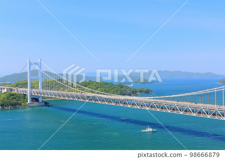 [岡山縣]從新綠的和樹山眺望春天的瀨戶大橋 98666879