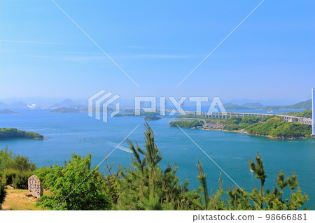 [岡山縣]從新綠的和樹山眺望春天的瀨戶大橋 98666881