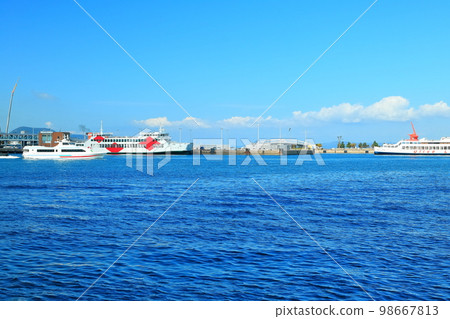 [Kagawa Prefecture] Takamatsu Port and Sunport Takamatsu seen from Tamamo Park on a sunny day 98667813