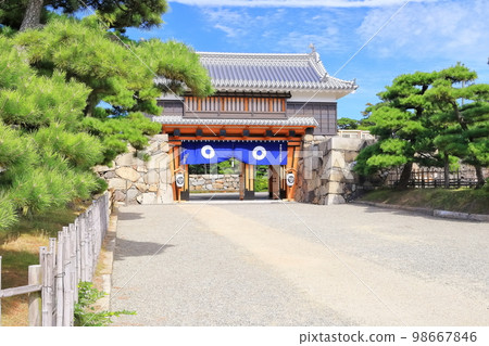 [Kagawa Prefecture] Takamatsu Castle Ruins and Sakuragomon (Tamamo Park), a historic site in fine weather 98667846