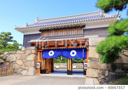 [香川縣]高松城跡和櫻之門（玉藻公園），天氣晴朗的歷史遺跡 98667857