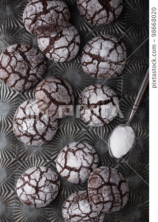Chocolate crinkle cookies with cracked Chocolate crinkle cookies with cracked 98668020
