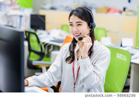在呼叫中心工作的年輕女子 98668286