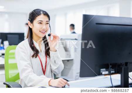 在呼叫中心工作的年輕女子 98668287