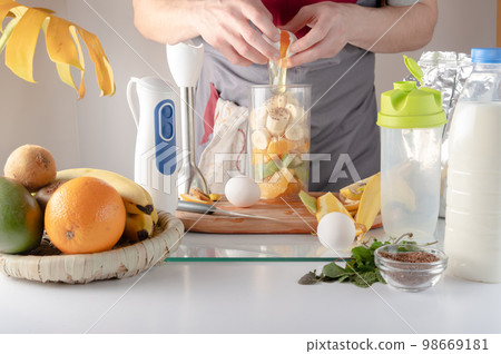 Adding chicken protein to a shake. Protein for a sports shake. Protein shake at home. Separate the white from the yolk. 98669181