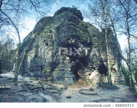 Beautiful autumn in Tisa Rocks The chalk sandstone rocks 98669353