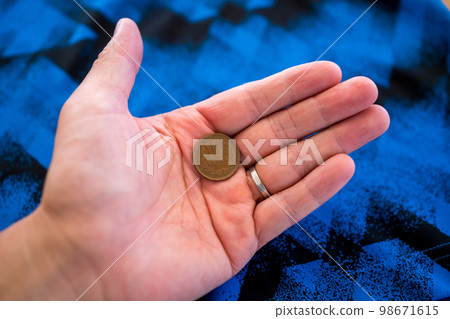 hand, coin, small change 98671615