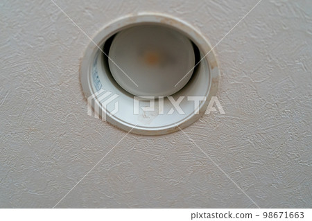 筒燈棕色污漬 筒燈棕色污漬 98671663