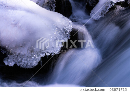 [冬季材料]隆冬的Tateshina Otaki瀑布[長野縣] 98671713