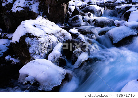 [Winter material] Tateshina Otaki Falls in midwinter [Nagano Prefecture] 98671719