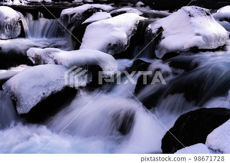 [Winter material] Tateshina Otaki Falls in midwinter [Nagano Prefecture] 98671728