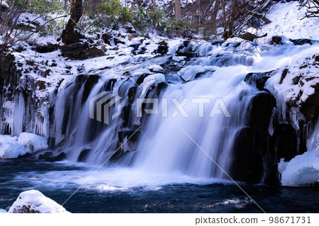 [冬季材料]隆冬的Tateshina Otaki瀑布[長野縣] 98671731