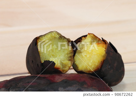 Stone-roasted sweet potato, a fluffy snack Stone-roasted sweet potato, a fluffy snack 98672262