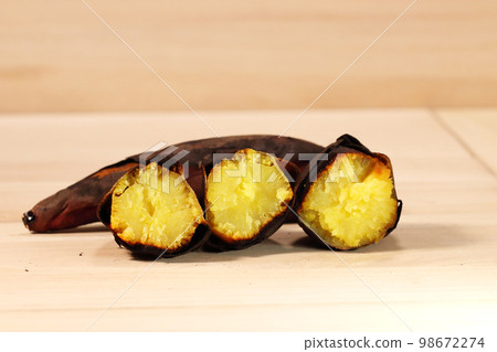 Stone-roasted sweet potato, a fluffy snack 98672274