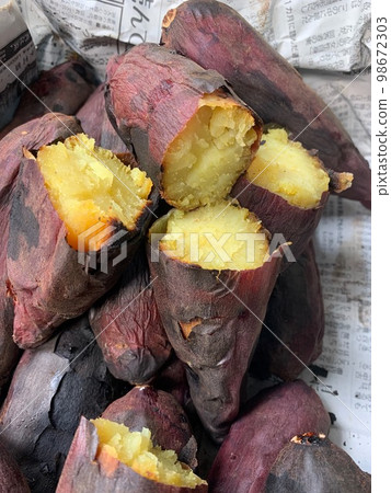 Stone-roasted sweet potato, a fluffy snack Stone-roasted sweet potato, a fluffy snack 98672303