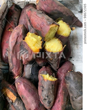 Stone-roasted sweet potato, a fluffy snack 98672305