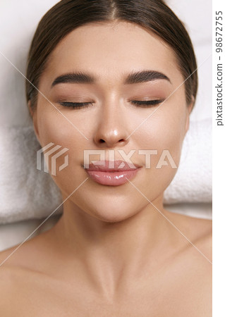 .Beautiful girl lies on a massage table. Spa skin and body care. Facial beauty treatment.Cosmetology. 98672755