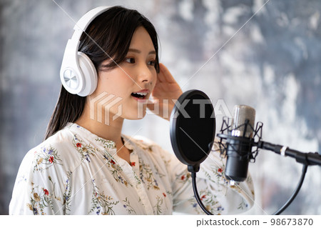 年輕女性肖像(聲樂、旁白) 年輕女性肖像(聲樂、旁白) 98673870