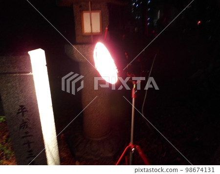 為夜間神社活動做準備:使用強力 LED 泛光燈和石燈籠照亮神社場地。 為夜間神社活動做準備:使用強力 LED 泛光燈和石燈籠照亮神社場地。 98674131