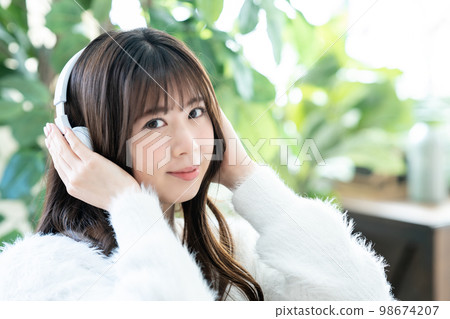 聽到與耳機的音樂的一個少婦 98674207