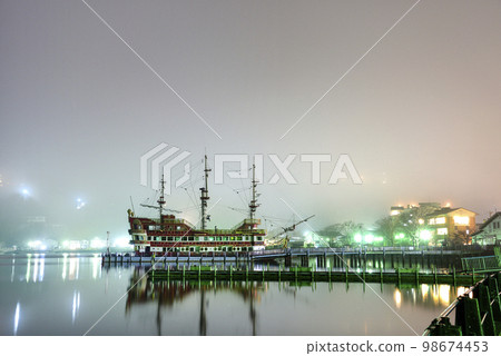 A pirate ship (Royal II) anchored at Lake Ashinoko standing still in the fog 98674453
