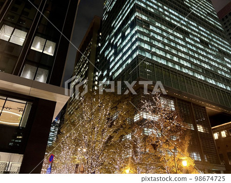 東京:夜間東京的建築物 東京:夜間東京的建築物 98674725