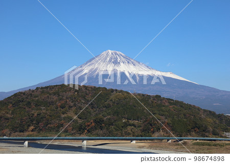 2023 年元旦富士山和富士河的完美和諧 98674898