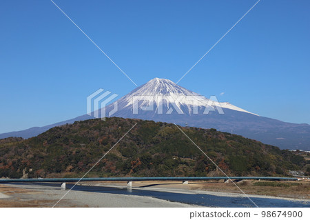 Harmony of Mt. Fuji and Fuji River on New Year's Day 2023 98674900