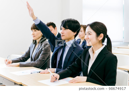 在辦公室/會議室舉手並積極提出問題、意見和評論的商人和上班族的男女（研討會） 98674917