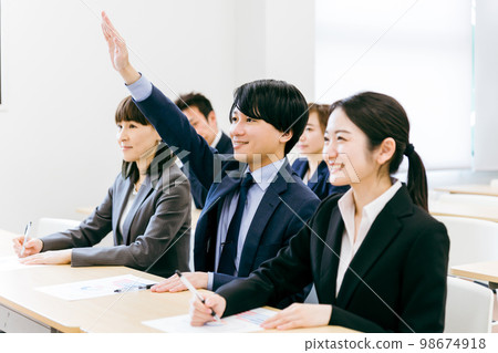 在辦公室/會議室舉手並積極提出問題、意見和評論的商人和上班族的男女（研討會） 98674918