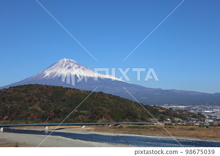 2023 年元旦富士山、富士河和城市景觀 2023 年元旦富士山、富士河和城市景觀 98675039