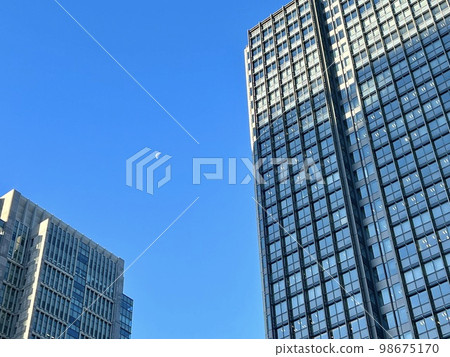 Tokyo: Buildings in the Marunouchi neighborhood (white moon in the sky) / The buildings in Tokyo 98675170