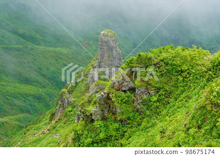 Rocky peak near Oyari of Mt. Niseikausuppe 98675174