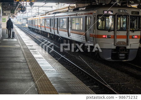 People returning home after the end of the corona crisis, people waiting for trains, one-man trains, limited express trains People returning home after the end of the corona crisis, people waiting for trains, one-man trains, limited express trains 98675232