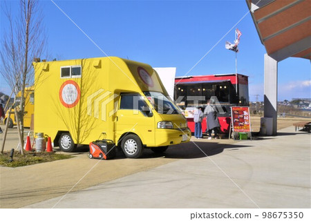 A kitchen car to go anywhere. The taste is the best blue sky restaurant. 98675350