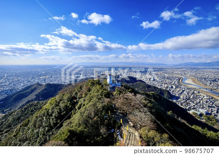 從岐阜縣岐阜天守閣眺望岐阜市（西方向伊吹山方向） 98675707