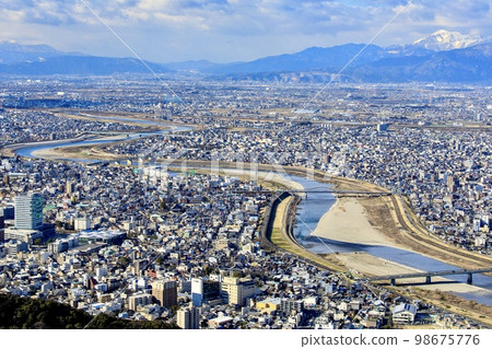 從岐阜縣岐阜天守閣眺望岐阜市（西方向伊吹山方向） 98675776