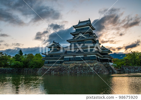 Matsumoto Castle at dawn 98675920